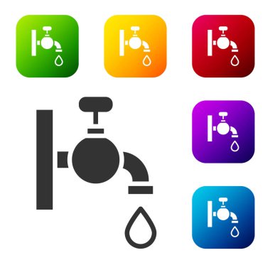 Siyah su musluğu simgesi beyaz arkaplanda izole edildi. Renkli kare düğmelerle simgeleri ayarla. Vektör.