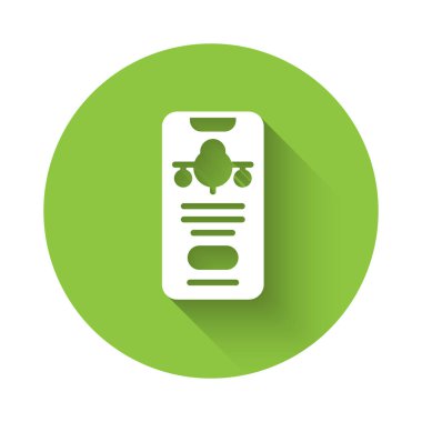 Elektronik geçiş kartı olan beyaz akıllı telefon, uzun gölgeyle izole edilmiş uçak bileti ikonu. Web ve uygulama için yolcu uçağı bileti. Yeşil daire düğmesi. Vektör.