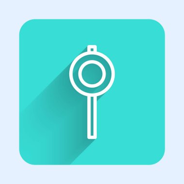 Beyaz çizgi trafik levhası. İşaret direği simgesi uzun gölgeyle izole edildi. İşaretçi sembolü. Sokak bilgi tabelası. Yön tabelası. Yeşil kare düğmesi. Vektör.