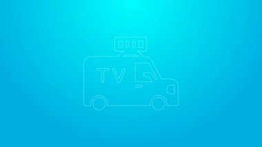 Çatıda ekipman bulunan pembe çizgi TV haber arabası mavi arka planda izole edilmiş. 4K Video hareketli grafik canlandırması