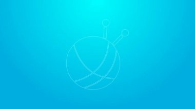 Mavi arka planda izole edilmiş örgü iğneli pembe çizgi iplik topu. El yapımı, örgü ya da terzi için etiket. 4K Video hareketli grafik canlandırması