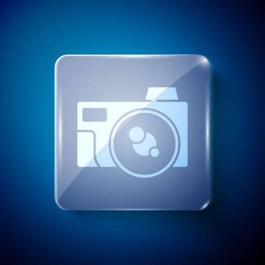 Mavi arkaplanda beyaz fotoğraf makinesi simgesi izole edildi. Fotoğraf makinesi simgesi. Kare cam paneller. Vektör.