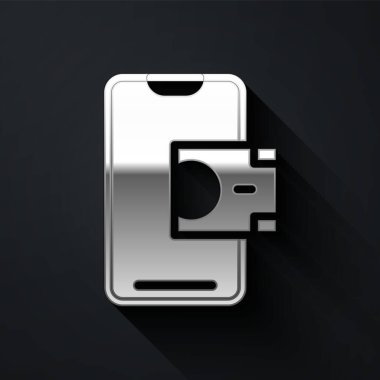Gümüş Mobil bankacılık simgesi siyah arkaplanda izole edildi. Cep telefonu ekranına cep telefonu bankacılığı yoluyla para aktar. Uzun gölge tarzı. Vektör.