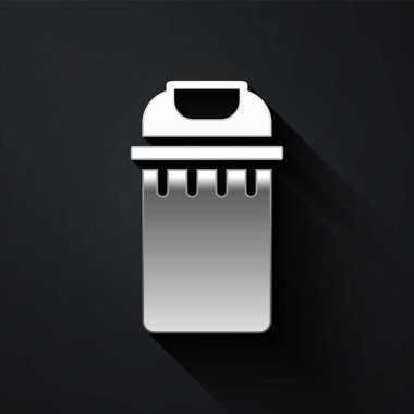 Siyah arkaplanda gümüş çöp kutusu simgesi izole edildi. Çöp kutusu tabelası. Sepet simgesini geri dönüştür. Ofis çöpü ikonu. Uzun gölge tarzı. Vektör.