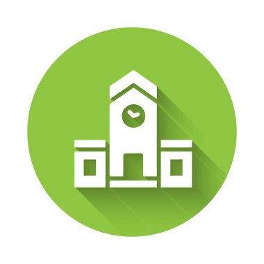 Beyaz Tren İstasyonu ikonu uzun gölgeli izole edildi. Yeşil daire düğmesi. Vektör.