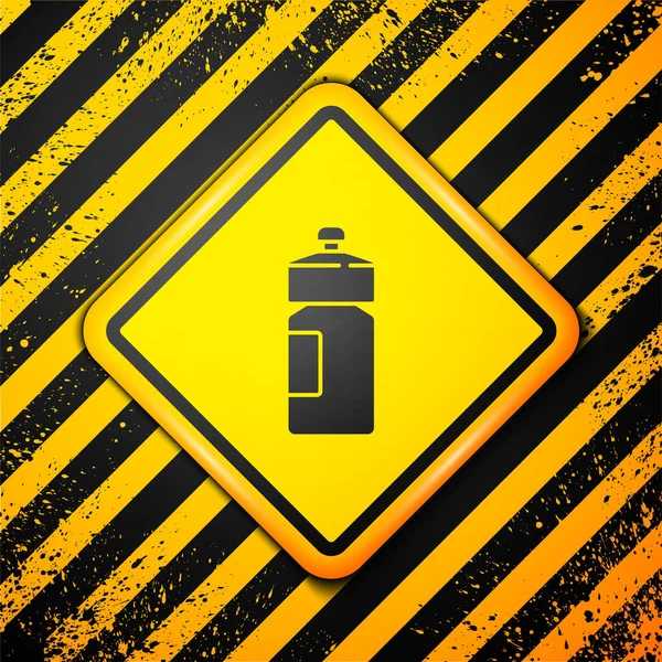 黄色の背景に隔離されたブラックフィットネスシェーカーアイコン ウォーターやタンパク質カクテル用の蓋付きスポーツシェーカーボトル 警告サインだ ベクトル — ストックベクタ