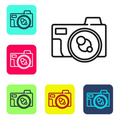 Siyah çizgi fotoğraf makinesi simgesi beyaz arkaplanda izole edildi. Fotoğraf makinesi simgesi. Renkli kare düğmelerle simgeleri ayarla. Vektör.