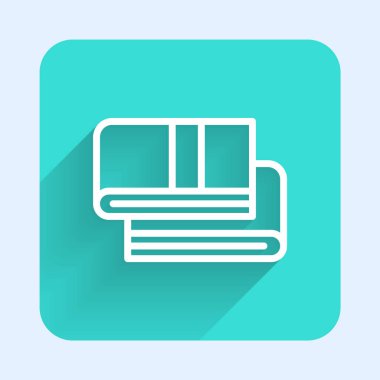 Beyaz çizgi havlu yığını simgesi uzun gölgeli izole edildi. Yeşil kare düğmesi. Vektör.