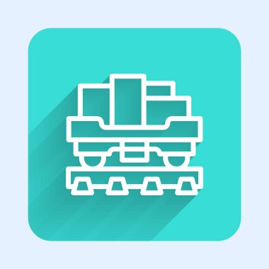 Beyaz çizgi kargo vagonu ikonu uzun gölgeli izole edilmiş. Tam yük vagonu. Demiryolu taşımacılığı. Yeşil kare düğmesi. Vektör.