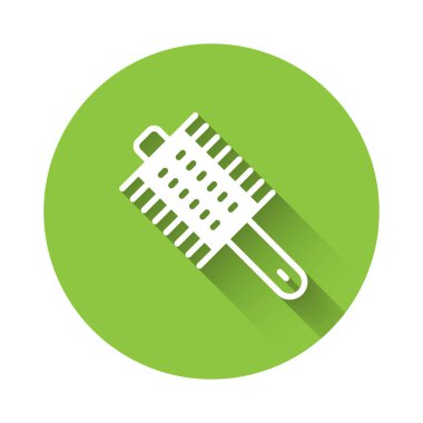 Uzun gölgeli beyaz saç fırçası ikonu. Taraklı saç işareti. Berber sembolü. Yeşil daire düğmesi. Vektör.