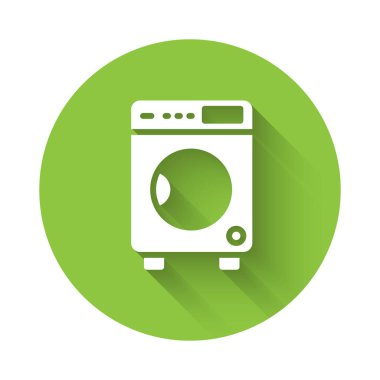 Beyaz Yıkama simgesi uzun gölgeli izole edilmiş. Çamaşır makinesi simgesi. Çamaşır makinesi, çamaşır makinesi. Ev aletleri sembolü. Yeşil daire düğmesi. Vektör.