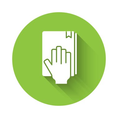 Kutsal İncil ikonu üzerine uzun gölgeli beyaz yemin. Mahkemedeki prosedür. Gerçek ve gerçek. Tanrı huzurunda söz ver. Yeşil daire düğmesi. Vektör.