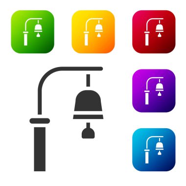 Siyah Tren İstasyonu ikonu beyaz arkaplanda izole edildi. Renkli kare düğmelerle simgeleri ayarla. Vektör.