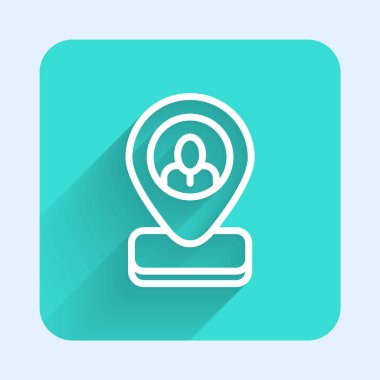 Beyaz çizgili İşçi konumu simgesi uzun gölgeli izole edildi. Yeşil kare düğmesi. Vektör.