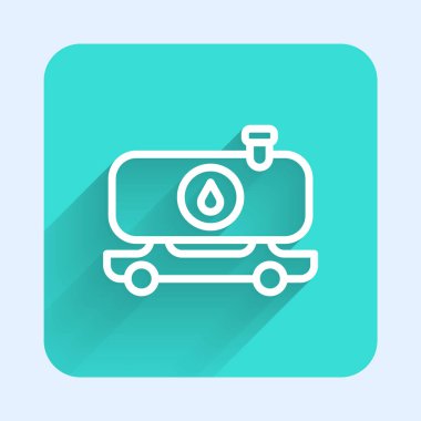 Beyaz çizgi yakıt tankeri ikonu uzun gölgeli izole edilmiş. Benzin tankeri. Yeşil kare düğmesi. Vektör.