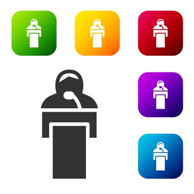 Siyah, beyaz arka planda izole edilmiş ders simgesi verir. Podyumun yanında dur. Mikrofona konuş. Konuşmacı nutuklar ve jestler. Renkli kare düğmelerle simgeleri ayarla. Vektör.