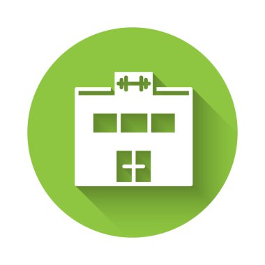 Beyaz Spor Salonu ikonu uzun gölgeli izole edilmiş. Spor kulübü. Yeşil daire düğmesi. Vektör.