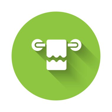 Uzun gölgeli bir askı ikonu üzerinde beyaz havlu. Banyo havlusu ikonu. Yeşil daire düğmesi. Vektör.