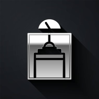 Gümüş Asansör simgesi siyah arkaplanda izole edildi. Asansör sembolü. Uzun gölge tarzı. Vektör.