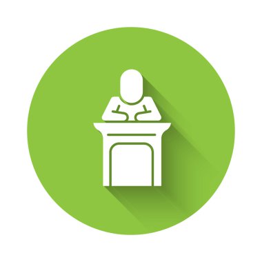 Beyaz Yargıç simgesi uzun gölgelerle izole edilmiş. Yeşil daire düğmesi. Vektör.