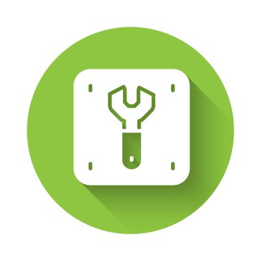 Demiryolu ikonunun beyaz tamiri uzun gölgelerle izole edildi. Onarım işe yarıyor. Tadilat işi. İmza ve bariyer. Yeşil daire düğmesi. Vektör.