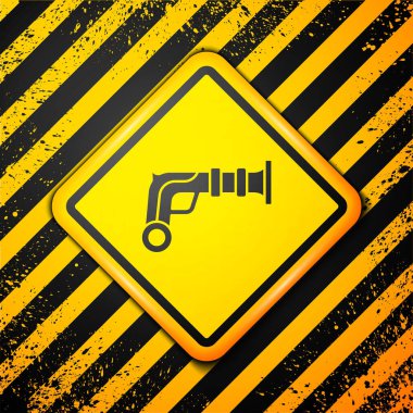 Sarı arkaplanda izole edilmiş siyah Vintage tabanca simgesi. Eski bir silah. Uyarı işareti. Vektör.