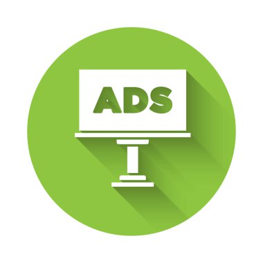 Beyaz reklam simgesi uzun gölgeli izole edilmiş. Pazarlama ve tanıtım süreci kavramı. İlgili reklamlar. Sosyal medya reklamcılığı. Yeşil daire düğmesi. Vektör.