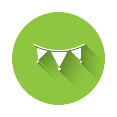 Bayraklı beyaz karnaval çelengi uzun gölgeli izole edilmiş. Doğum günü kutlaması için parti flamaları, festival dekorasyonu. Yeşil daire düğmesi. Vektör.