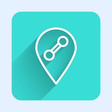 Beyaz çizgi konum jimnastik salonu ikonu uzun gölgeli izole edilmiş. Yeşil kare düğmesi. Vektör.