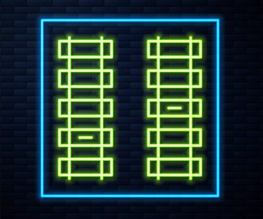 Parlayan neon hattı Demiryolu, tuğla duvar arkasında izole edilmiş demiryolu ikonu. Vektör.