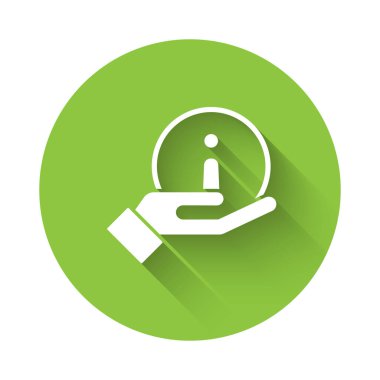 Beyaz Bilgi simgesi uzun gölgeyle izole edildi. Yeşil daire düğmesi. Vektör İllüstrasyonu.