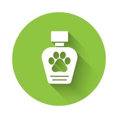 Beyaz evcil hayvan şampuanı ikonu uzun gölgeli. Evcil hayvan bakım işareti. Köpek temizleme sembolü. Yeşil daire düğmesi. Vektör.