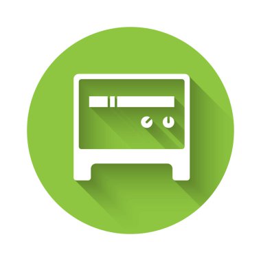 Beyaz Gitar yükseltici simgesi uzun gölgeli izole edildi. Müzik aleti. Yeşil daire düğmesi. Vektör.