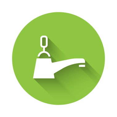 Beyaz su musluğu ikonu uzun gölgeli izole edilmiş. Yeşil daire düğmesi. Vektör.