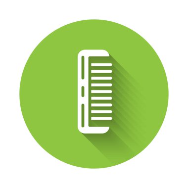 Uzun gölgeli beyaz saç fırçası ikonu. Taraklı saç işareti. Berber sembolü. Yeşil daire düğmesi. Vektör.