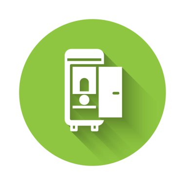 Tren vagonundaki beyaz tuvalet uzun gölgeli izole edilmiş. Yeşil daire düğmesi. Vektör.