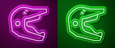 Parlak neon çizgisi Motocross kask ikonu, mor ve yeşil arka planda izole edilmiş. Vektör İllüstrasyonu.