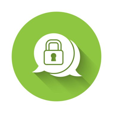 Beyaz Siber Güvenlik ikonu uzun gölgeli izole edilmiş. Dijital devre kartında kapalı asma kilit. Güvenlik kavramı. Dijital veri koruması. Yeşil daire düğmesi. Vektör.