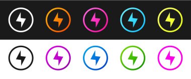 Şimşek simgesini siyah beyaz arkaplanda izole et. Flaş işareti. Flaş ikonunu yükle. Gök gürültüsü. Yıldırım çarpması. Vektör.