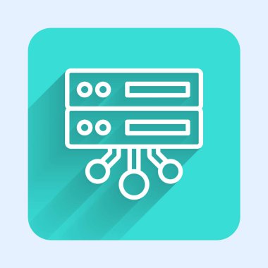 Beyaz çizgi sunucusu, Data, Web sunucu simgesi uzun gölgeli izole edildi. Yeşil kare düğmesi. Vektör.