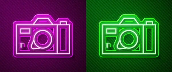Светящаяся Неоновая Линия Иконка Фотокамеры Выделена Фиолетовом Зеленом Фоне Значок — стоковый вектор