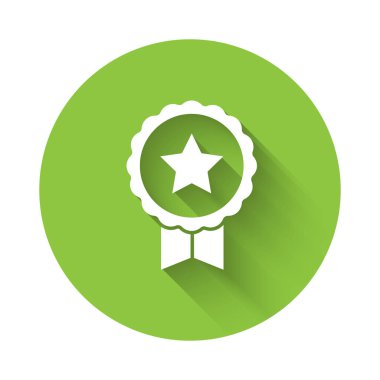 Yıldız ikonlu beyaz madalya uzun gölgeli. Kazanan başarı işareti. Ödül madalyası. Yeşil daire düğmesi. Vektör.