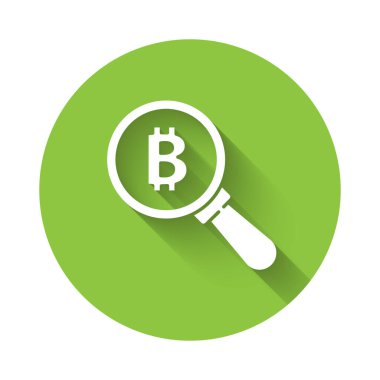 Bitcoin simgesinin uzun gölgeli olduğu beyaz büyüteç. Madeni para. Engelleme zinciri tabanlı şifreli para birimi. Yeşil daire düğmesi. Vektör.