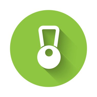 Beyaz Kettlebell simgesi uzun gölgeli. Spor malzemeleri. Yeşil daire düğmesi. Vektör.