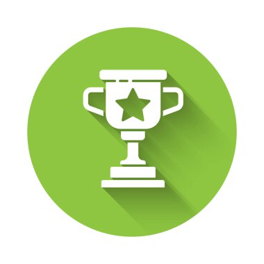 Beyaz Ödül Kupası ikonu uzun gölgeli izole edilmiş. Galibiyet ödülü sembolü. Şampiyonluk ya da yarışma kupası. Spor başarısı işareti. Yeşil daire düğmesi. Vektör.