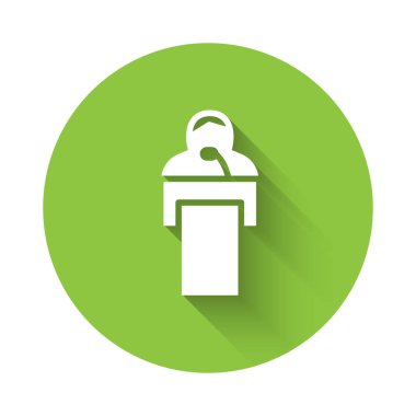 White uzun gölgeyle izole edilmiş ders ikonu veriyor. Podyumun yanında dur. Mikrofona konuş. Konuşmacı nutuklar ve jestler. Yeşil daire düğmesi. Vektör.