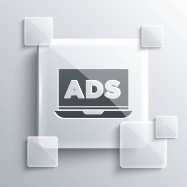 Gri arka planda gri reklam simgesi izole edildi. Pazarlama ve tanıtım süreci kavramı. İlgili reklamlar. Sosyal medya reklamcılığı. Kare cam paneller. Vektör.