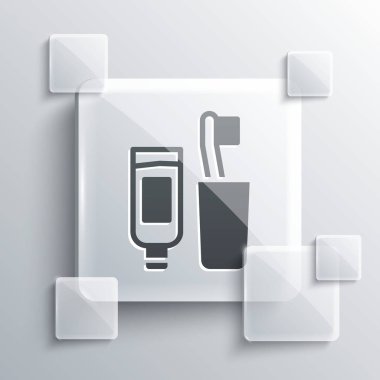 Gri diş fırçası ve diş macunu ikonu tübü gri arka planda izole edilmiş. Tek kullanımlık tuvalet malzemeleri. Kare cam paneller. Vektör.