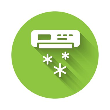 Beyaz Klima ikonu uzun gölgeli izole edilmiş. Sistemin havalandırmasını böl. Soğuk ve soğuk iklim kontrol sistemi. Yeşil daire düğmesi. Vektör.