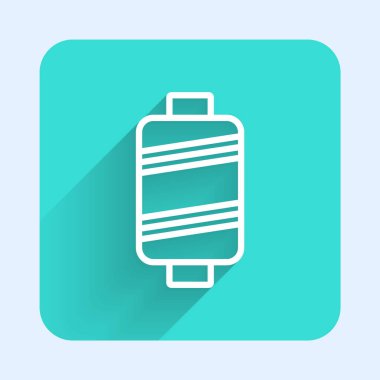 Makarna simgesine uzun gölgeli beyaz çizgili dikiş ipliği. İplik makarası. İplik kutusu. Yeşil kare düğmesi. Vektör İllüstrasyonu.